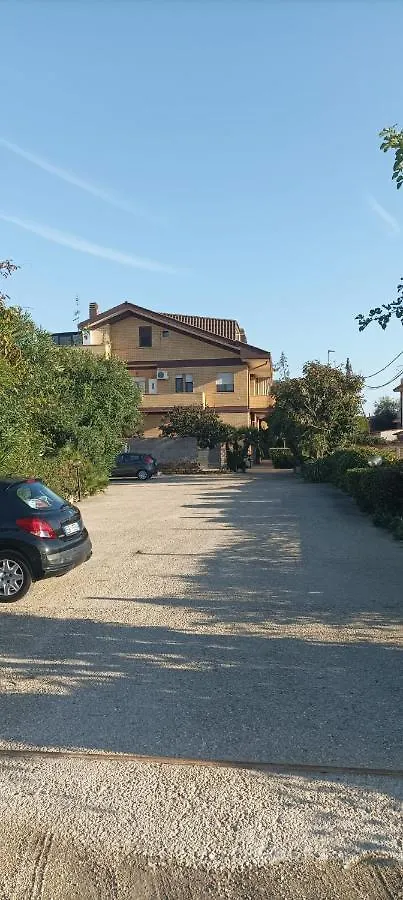 Appartamento Bilocale in seminterrato 4 posti letto Fiumicino 0*,  Italia